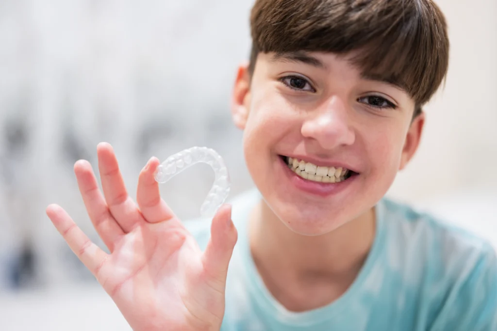 orthodontie invisible aligneurs transparents Orthodontie adolescent Dr Kévin MAHOUN - Orthodontiste à Rungis